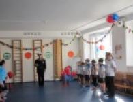 Игры для детей в детском саду на физкультурных занятиях Правила игры «Золушка»